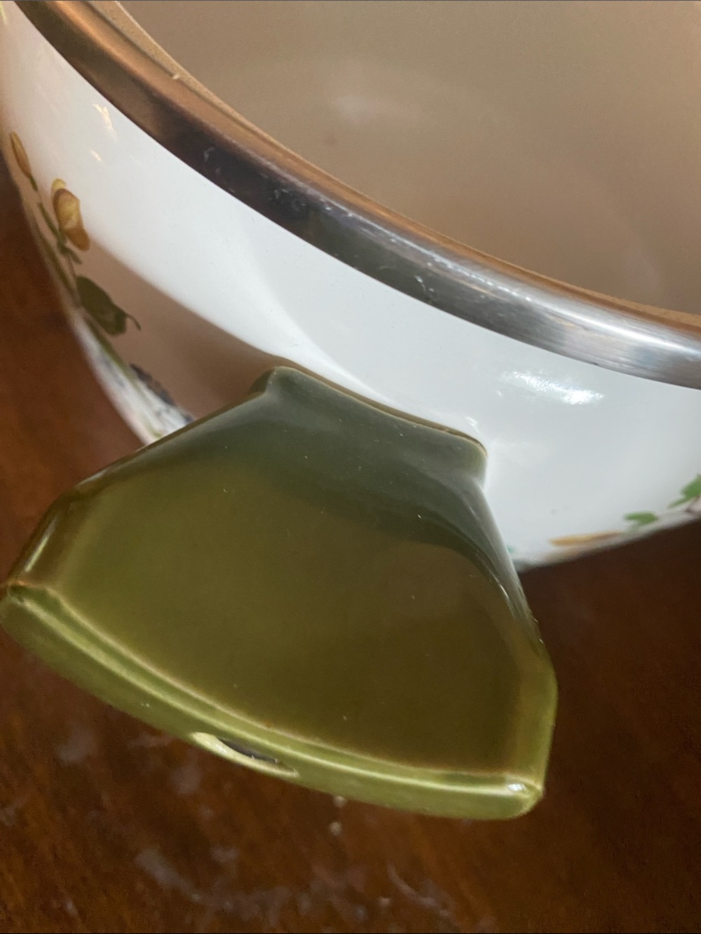 Two-Piece Floral Enamel Cookware Set in White and Olive Green - Picture 5 of 6